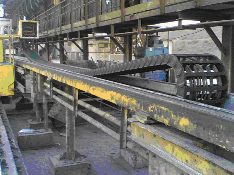 Raue Bedingungen im Stahlwerk in Isfahan (Iran):  Weil die zuvor eingesetzte schwere Stahlkette nicht funktionierte, wurde sie jetzt ausgetauscht gegen eine schlankere und schmierfreie Kunststoff-Energiekette von igus. (Archiv: Vogel Business Media)