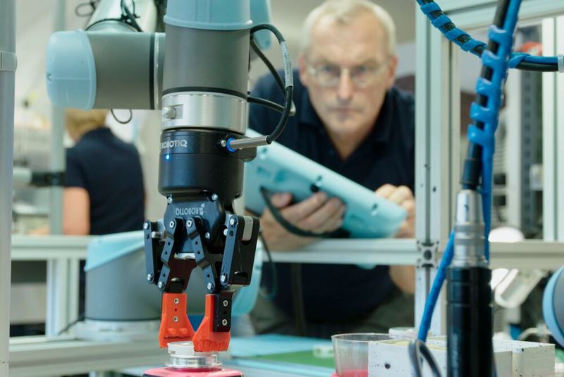 Der Audio-Elektronikhersteller Beyerdynamic setzt zur automatisierten Beschichtung von Lautsprechermembranen kollaborierende Roboter von Universal Robots ein. (Bild: beyerdynamic)