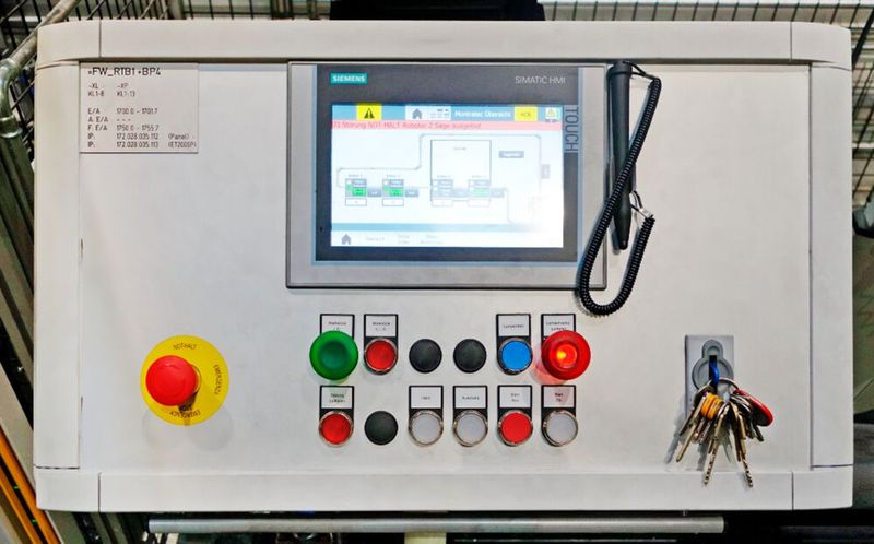 Im Einsatz am Bedienpult: Zum Betrieb steckt der Schlüsselinhaber seinen personifizierten Electronic-Key in die Schlüsselaufnahme.  (Bild: EUCHNER GmbH + Co. KG)