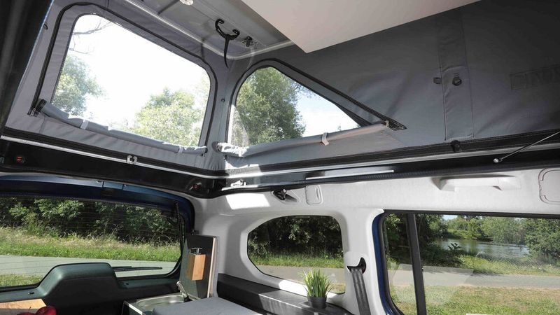 Dank Aufstelldach kann man in seiner Küche auch stehen. (Bild: Vanderer)