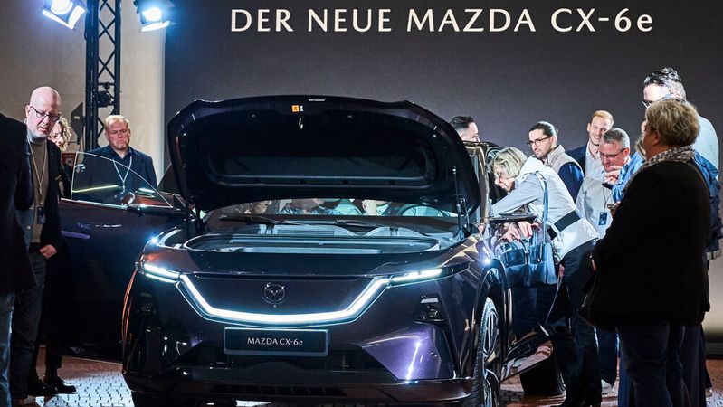 Der Mazda CX-6e sorgte bei seiner Deutschlandpremiere für großes Interesse bei den Händlern und Kunden.(Bild:  SilkeSteinrathsPhotography)