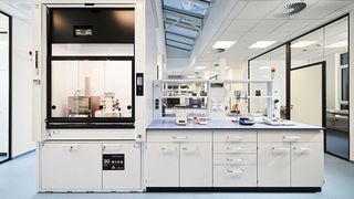 Fig. 1 : Une planification efficace : dans un laboratoire moderne, les systèmes de ventilation, l'aménagement et les concepts d'exploitation s'intègrent parfaitement les uns aux autres (Image :tous droits réservés)