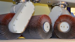 Das Bürstsystem «MRB» von Weber sorgt für gleichmässige Bearbeitungsergebnisse über die gesamte Arbeitsbreite. (Bild: Hans Weber)