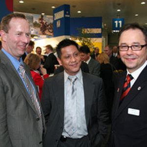 Zu Gast beim ZVEI: Die PR-Profis Wulf Padecken (links) und Paul Kho (Mitte) diskutieren mit Hannover-Messe- Geschäftsführer Wolfgang Pech (rechts). (Archiv: Vogel Business Media)