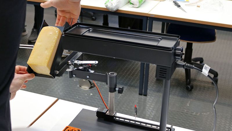 Gemischte Teams der Fachrichtungen Maschinenbau und Wirtschaftsingenieurwesen an der THWS bauen Prototypen für Alltagsprobleme. Diesmal ging es um einen optimierten Raclette-Grill.(Bild:  THWS/Jörg Missbach)