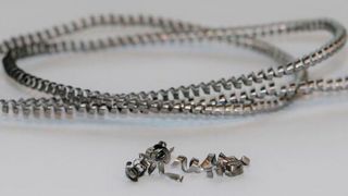 Bei der Zerspanung von Metall sind allzu lange Späne oder Wirrspäne der Qualität des Bauteils abträglich, wie der Praktiker weiß. Nutzt man aber eine Schwingungsunterstützung, kann der Spanbruch definiert gelingen, wie vorne zu sehen ist. Doch damit geht noch mehr ... (Bild: Fraunhofer IWU)