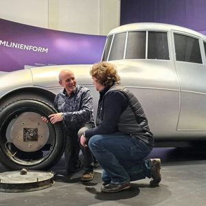 Die allerersten Jaray-Automobile basierten auf Unterböden der Marken Ley, Dixi und Audi. Keiner von ihnen überdauerte jedoch die Zeit. Um diese sehr frühen Erkenntnisse der konsequenten Stromlinienform greifbar zu machen, wurde für diese Sonderausstellung ein Schaumstoffmodell des Audi erstellt. Grundlage dafür waren Bilder und Dokumente aus der Zeit von Paul Jaray. Basierend darauf hat die Westsächsische Hochschule Zwickau die Form des Autos virtuell am Computer nachgebaut.   (Bild:  Horch-Museum)