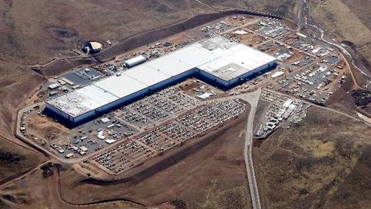 In der derzeit im Ausbau befindlichen Gigafactory 1 werden seit Januar Akkus für Energierspeicher wie Teslas Powerwall gefertigt. Derzeit ist das Unternehmen auf der Suche nach bis zu drei weiteren Standorten für potentielle Gigafactories.(Bild:  Tesla)