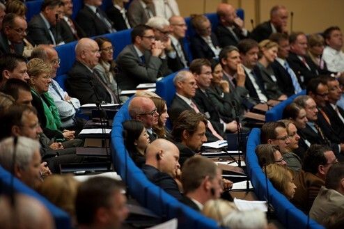 Personalentscheider aus allen Wirtschaftszweigen folgten konzentriert den Ausführungen Experten auf dem Podium. (Bild: Odgers Berndtson)