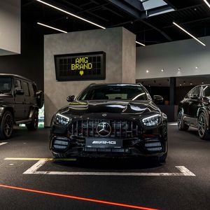 Im Showroom präsentiert Lueg insgesamt 14 AMG-Modelle, darunter auch Kleinserien und Hot-Cars.(Bild:  Lueg)