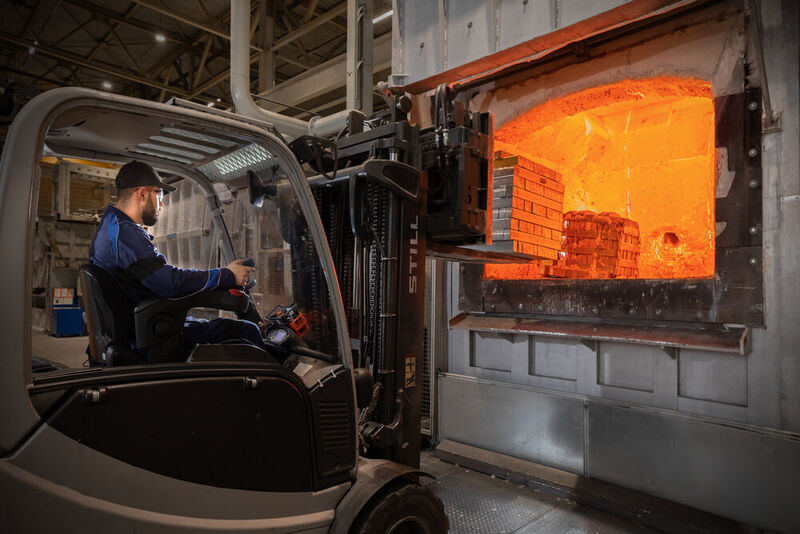 Image 4: The aluminum produced with solar power is sustainably processed in the light metal foundry of the BMW Group Plant in Landshut. (Harry Zdera/BMW Group)
