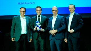 Schätzen ihren Austausch (v. l.): Obermeister Thorsten Treiber; Manuel Hagel, CDU-Fraktionsvorsitzender Baden-Württemberg; Christian Reher, Geschäftsführer Innung Region Stuttgart; und Frank Schnierle, stellvertretender Obermeister der Stuttgarter. (Bild: Zietz - VCG)