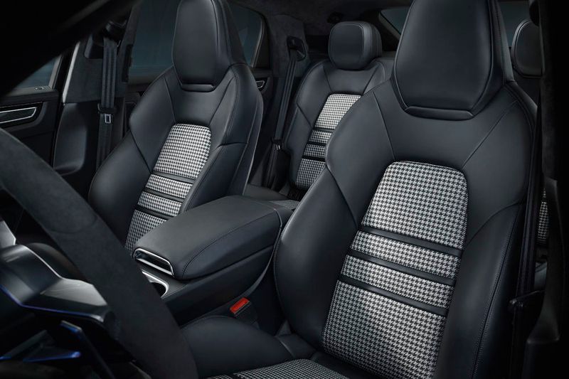 Vorn bietet das Cayenne Coupé serienmäßig stark konturierte Sportledersitze mit festintegrierter Kopfstütze, hinten Einzelsitze.
 (Porsche)