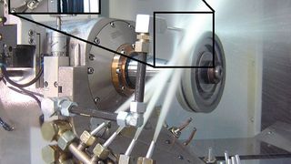 Anwendung von Kühlschmierstoffen beim Schleifen keramischer Skalpelle.  (Bild: WZL Aachen/Fraunhofer-IPT)