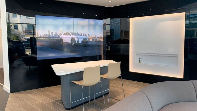 Im Showroom dürfen digitale Elemente natürlich nicht fehlen. (Bild: Autolevy)