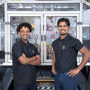 Wenn aus Zukunft Gegenwart wird: Robiel Tesfagergis und Sivatharsan Kamalakkannan haben bei der Jato-Düsenbau ebenfalls die Ausbildung absolviert und arbeiten heute als Fachkräfte im Unternehmen.(Bild:  Thomas Entzeroth)