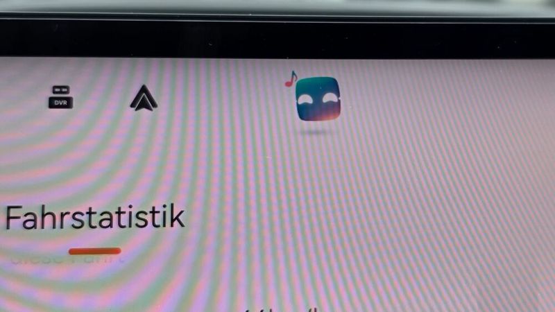8. Der Sprachassistent: Vom Camping- bis zum Haustiermodus: Die Fülle an Funktionen, die sich über den zentralen Touchscreen steuern lassen, ist riesig. Auch beim Sprachassistenten kann man auswählen, ob man eine weibliche oder eine männliche Stimme favorisiert. Gleichwohl war der Sprachassistent, im Display über ein kleines Icon stilisiert, die größte Enttäuschung im Zeekr 7X. Selbst simple Anweisungen konnte er nicht ausführen. Einmal aktiviert, schaltete er sich während der Testfahrten manches Mal ein – meistens mit dem Hinweis, dass er die Funktion nicht beherrscht.   (Bild: Mauritz – VCG)