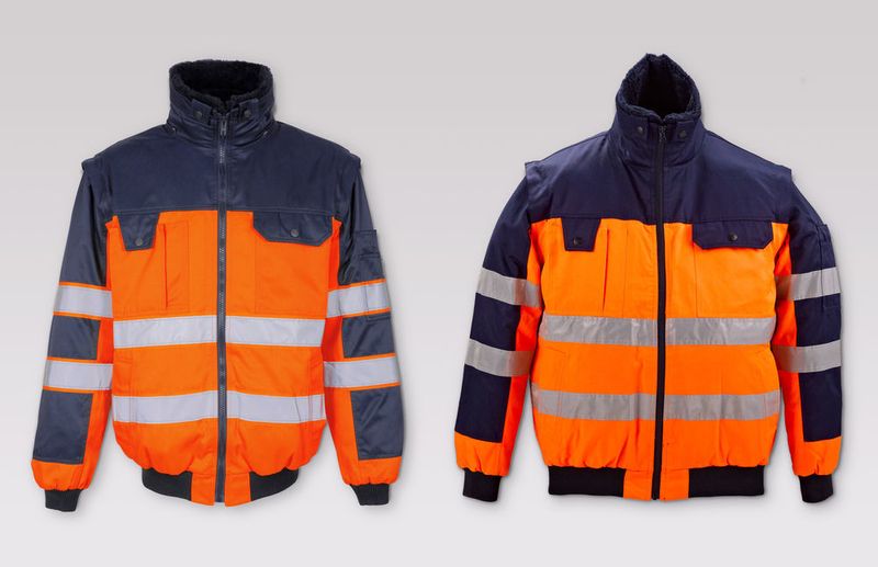 Pilotjacke „Mascot Safe Image“ Original (links): Mascot International, Silkeborg, Dänemark. Plagiat (rechts): Rukka, Tübach, Schweiz. Vertrieb des Plagiats ausschließlich in der Schweiz. (Aktion Plagiarius e.V.)