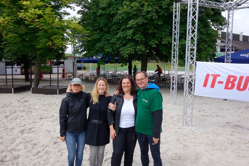 Werner Nieberle mit seinen Groupies (v. l.) Stephanie Steen, Hannah Lamotte und Lilli Kos, IT-BUSINESS. (Bild: IT-BUSINESS)