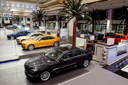 Spektakuläre Premiere: BMW hat im Emirat Abu Dhabi den weltgrößten Handelsbetrieb für Autos der Marken BMW, Mini und Rolls-Royce eröffnet. (BMW)