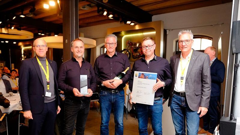 Während der Verleihung des Classic Business Awards im PS-Speicher Einbeck: Autohausinhaber Klaus Hagenlocher (Mitte), daneben die Mitarbeiter Gabriel Perlmann (links) und Sven Nordmann (rechts) sowie Raphael Dammann (DAT, links außen) und »kfz-betrieb«-Chefredakteur Wolfgang Michel (rechts außen). (Bild:  Zietz – VCG)
