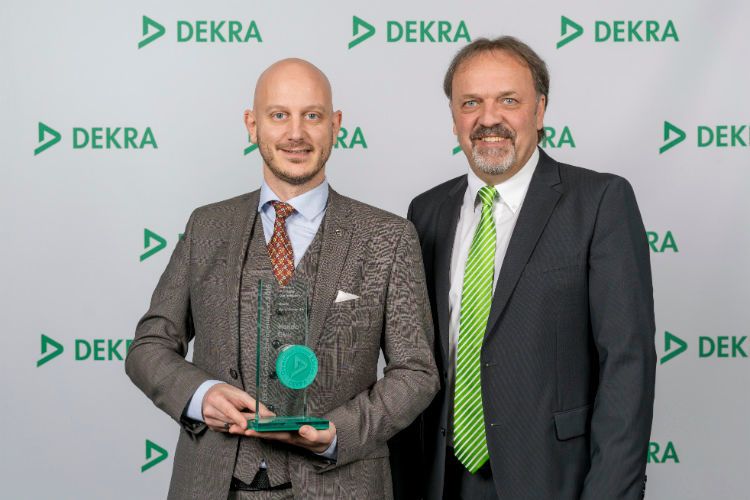 Der Honda Civic siegte in der Kompaktklasse: Pressechef Oliver Franz kann sich freuen. (Foto: Schwickal)