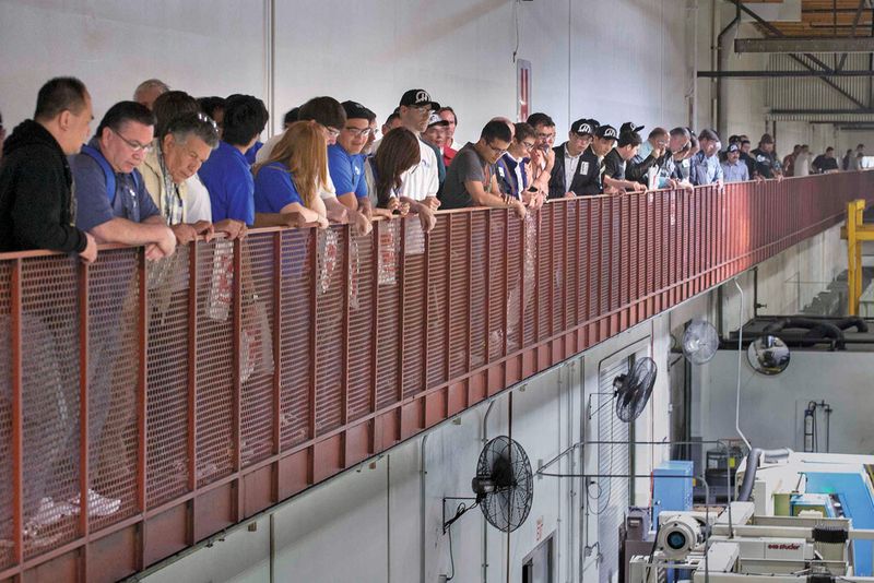 Viele der 3000 Gäste und 300 Schüler nahmen die Gelegenheit wahr und informierten sich bei Betriebsrundgängen über das moderne Haas-Produktionskonzept. (Bild: Haas Automation)