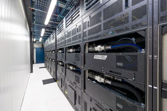 Blick auf die Rückseite der Racks des „Jupiter“-Booster mit seiner hocheffizienten Warmwasserkühlung: Die im Betrieb erzeugte Abwärme soll künftig zum Heizen von Gebäuden im Wärmenetz des Jülicher Campus genutzt werden.(Bild:  Forschungszentrum Jülich/Sascha Kreklau)