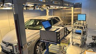 Voll verkabelt: VW Golf eTSI auf dem Prüfstand (Bild: Fraunhofer IBP)