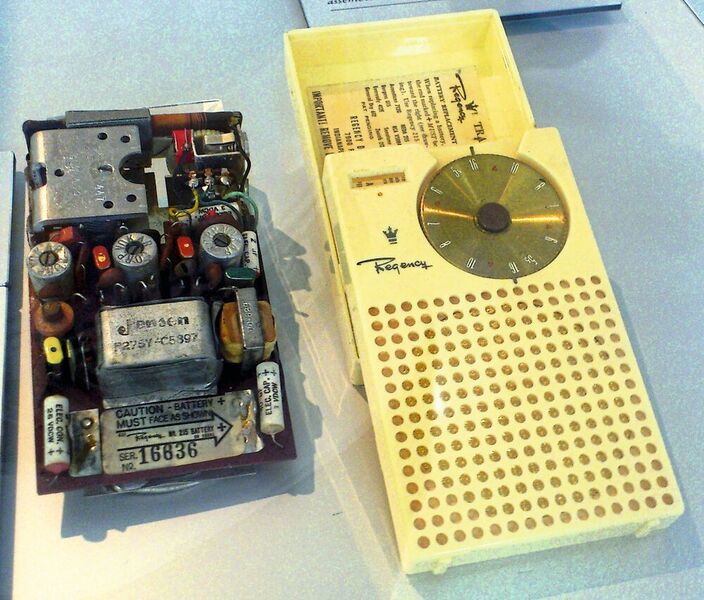 1954 – Das erste Transistorradio im Taschenformat: Das erste Transistorradio Regency TR-1 kündigte Texas Instruments mit dem Slogan „See it! Hear it! Get it!“ am 18. Oktober 1954 an und war damit rechtzeitig zum Weihnachtsgeschäft im Handel. Für einen Preis von 49,95 US-Dollar, was inflationsbereinigt heute 476 US-Dollar entspricht, war das Gerät kein Schnäppchen. Das TR-1 wurde zwar für seine Innovationskraft und geringe Größe gerühmt, dennoch war die Klangqualität eher unterirdisch. Den Schaltplan für das Transistorradio entwarf Richard Koch von IDEA. Um eine angemessene HF-Leistung aus den Transistoren herauszuholen, musste man sie nahe ihrer Kollektor-Emitter-Durchbruchspannung betreiben. Das TR-1 stützt sich auf vier NPN-Transistoren aus Germanium und eine einzelne Diode und verfügt über drei Verstärkerstufen. Aus den ersten drei Transistoren sollte die maximale Verstärkung herausgeholt werden, was dann zulasten der Tonqualität ging. Dem Erfolg tat es keinen Abbruch: Verkauft wurden schätzungsweise 150.000 Exemplare, bis Texas Instruments die Produktion einstellte. (mbf) (Bild: TR-1, Platine und Gehäuse / Theoprakt / CC BY-SA 3.0 / de.wikipedia.org)