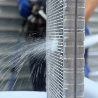 Die Airco Well-Verdampferreinigung mit Druckbecherpistole und Hygiene-Reiniger entfernt mit einer Mischung aus Reinigungs-Chemie und Mechanik Verunreinigungen. (Bild: Tunap)