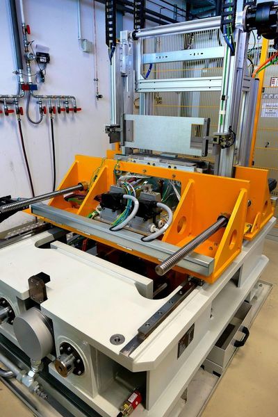 Die Vert Press in der Gesamtansicht. Sie erfordert nur wenig Platzbedarf, ist einfach, aber genial im Aufbau und eignet sich für ein breites Anwendungsspektrum für Teile aus der Automobilindustrie, des Geräte- und Apparatebaus sowie für den Maschinenbau und nicht nur für Metalle, sondern auch für Kunststoffe und Composites. (Kuhn)