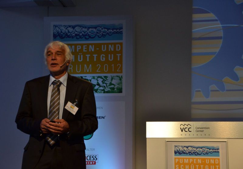 Prof. Dr. Eberhard Schlücker, Universität Erlangen-Nürnberg  Prof. Dr. Eberhard Schlücker, Universität Erlangen-Nürnberg gab in seinem Einführungsvortrag einen umfassenden Überblick, wie das Fördermedium die Auswahl des Pumpentyps beeinflusst. Vorbild für jede Pumpe, so Schlücker, ist unser Herz mit einem Wirkungsgrad von 95% – ein Hinweis auf das wirkungsvollste Pumpenprinzip, nämlich oszillierend. (Bild: PROCESS)