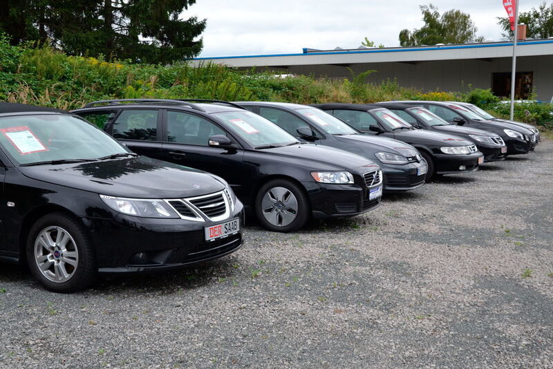 Das großzügige Außengelände bietet Platz für bis zu 150 Gebrauchtwagen. (Mauritz)