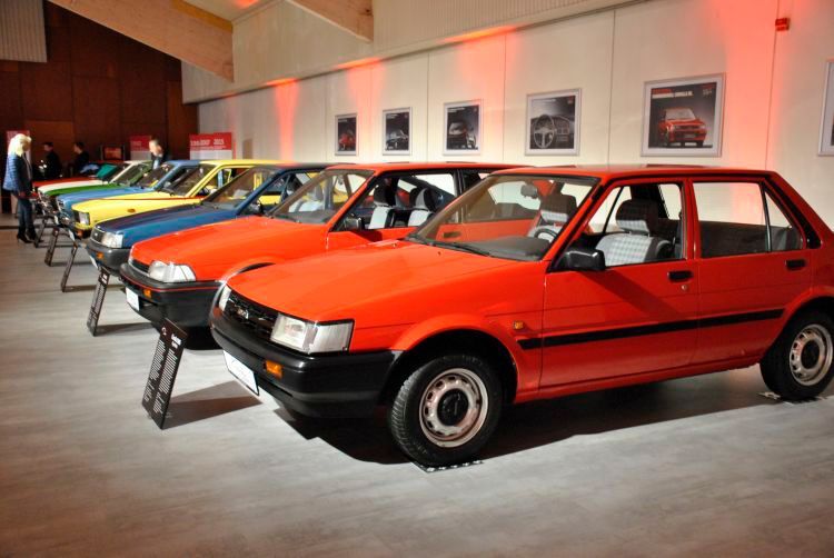 Die Corolla-Galerie von der anderen Seite: Während sich der japanische Golf in Sachen Rostvorsorge auf einer Ebene mit seinem Wolfsburger Pendant bewegte, war er ihm in Sachen technischer Zuverlässigkeit überlegen. (Bild: Dominsky)