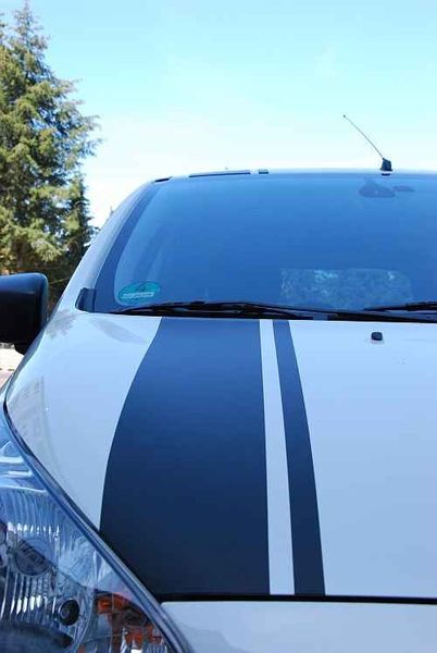 Aufgeklebte Rallye-Streifen sollen dem Kleinwagen etwas sportliches Charisma verleihen. (Foto: Rosenow)