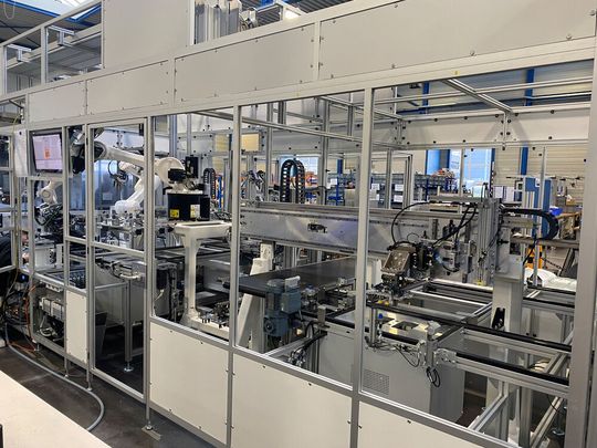 Montagelinie für Automobildisplays: Übergabeposition zwischen Loop 1 und Loop 2 und Inbetriebnahme-Phase der Linie(Bild:  Schnaithmann)
