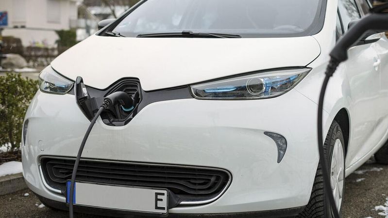 Ob es insbesondere für Plug-in-Hybride nächstes Jahr noch die Förderung gibt, ist mehr als fraglich. Jetzt versprechen einige Hersteller, für den Staat einzuspringen und den Kunden den Umweltbonus unter bestimmten Bedingungen zu zahlen.(Bild:  gemeinfrei /  Pixabay)