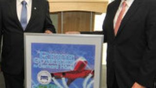 Wechsel beim Kfz-Gewerbe Niedersachsen-Bremen: Präsident Karl-Heinz Bley (li.) verabschiedet Geschäftsführer Gerhard Hösel. (Foto: Zietz)