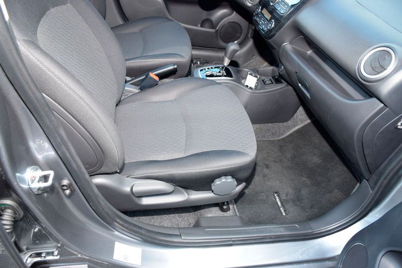 Auch der Beifahrersitz ist höhenverstellbar und beheizt. (Holz / »kfz-betrieb«)