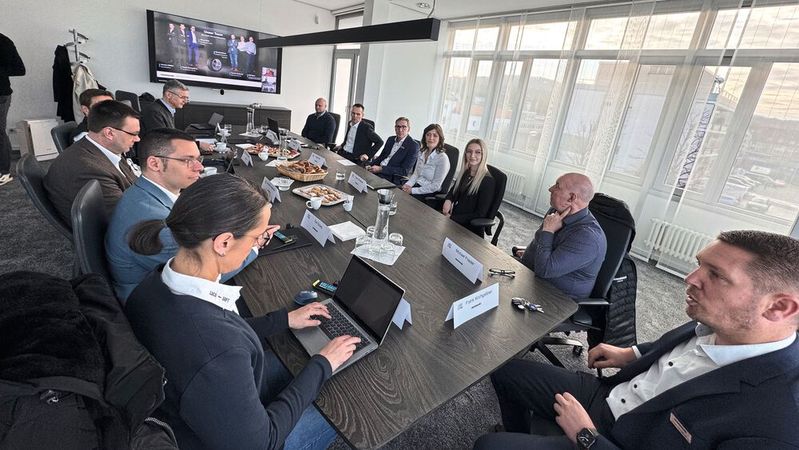 Präsentation des Bewerbungsprojekts für die Kategorie „Digitalisierung“ des Automotive Business Awards 2025: Die Vor-Ort-Gespräche mit den nominierten Betrieben sind für Juroren ein zentraler Faktor für die Wertung. Im Bild: Der Jury-Besuch mit Präsentation beim Autohaus Kunzmann in Aschaffenburg.(Bild:  Achter – VCG)