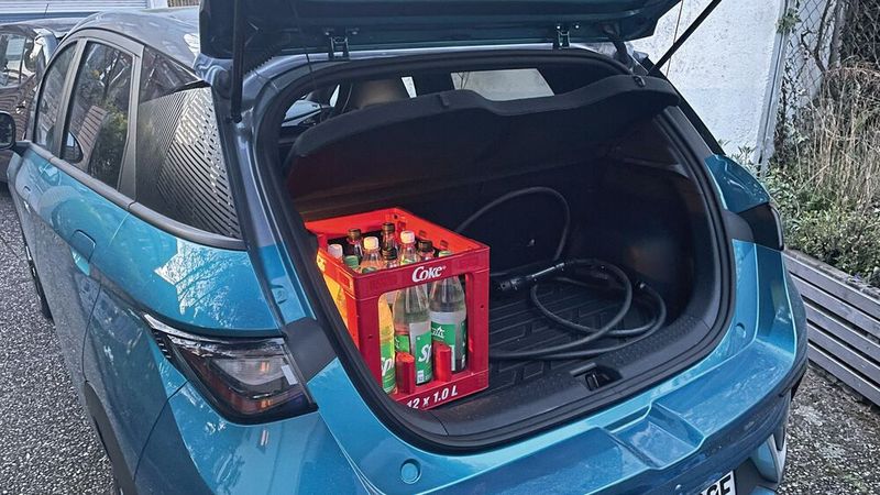 2. Kofferraum-Angebot:  Die Luftige Fahrgastzelle war konstruktiv scheinbar nicht mit einem geräumigen Kofferraum zu vereinbaren. Denn da passen bei hochgeklappten Sitzen nur 345 Liter rein – scheinbar ist da der Unterboden mit einberechnet. Denn ein Cola-Kasten füllt den Stauraum schon gut aus. Noch ein Wasserkasten und eine große Einkaufstüte, mehr geht nicht – zumindest nicht unterhalb der wackeligen und hier im Bild ausgebauten Hutablage. (Bild: Grimm – VCG)