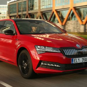 Vor zwei Jahren präsentierte Skoda auf der IAA den Superb mit einem Plug-in-Hybrid-Antriebsstrang.(Bild:  Skoda)