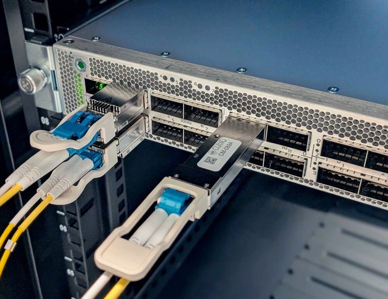 HPE/Juniper-PTX-Router im LGI Lab: Die Schlüssel des QDK-Moduls (mittig) werden verwendet um die Verbindung zwischen den 800G-Pluggables von Coherent Corp. (links) zu verschlüsseln. (Bild: CUbIQ Technologies / HPE)
