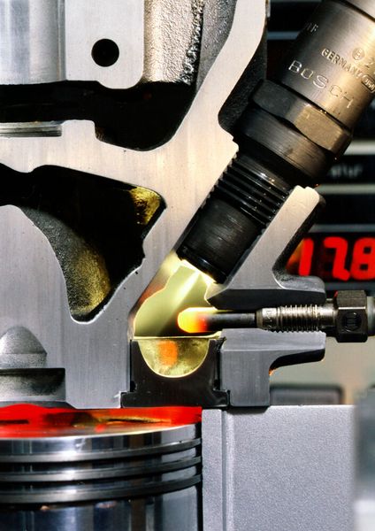 Zylinderkopf und Einspritzdüse bei einem Dieselmotor 1999 (Bild: Foto: Bosch)