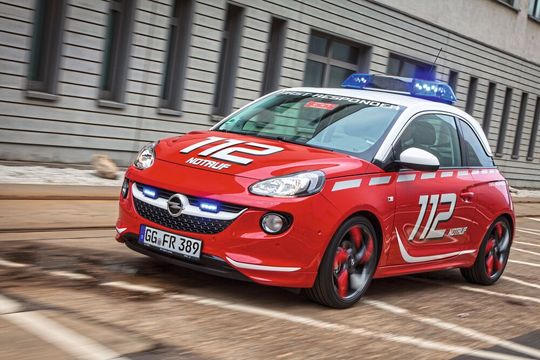 Die Opel-Händler sollen im Hinblick auf drohende CO2-Strafen die Kohlen aus dem Feuer holen.(Bild:  Opel)