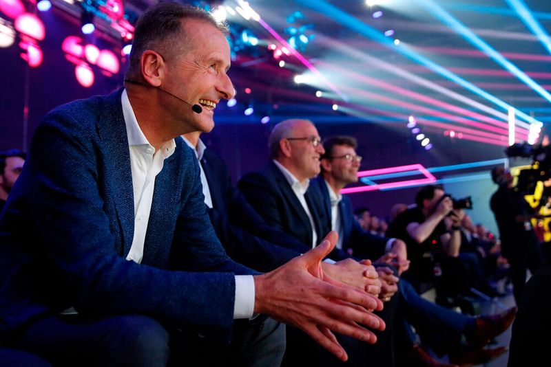 „Man wird bald auch bemerken, dass mit E-Fahrzeugen gelassener und vorausschauender gefahren wird“, meint Volkswagen-Chef Herbert Diess.(Bild:  Volkswagen)