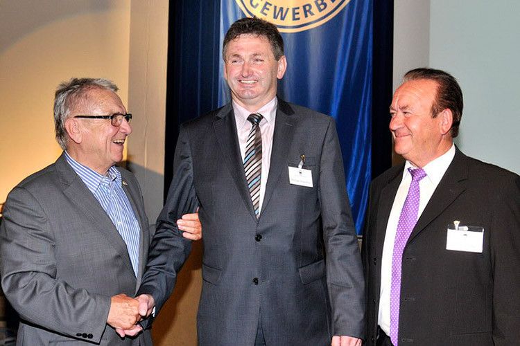 Frisch gewählt: Der neue Innungsobermeister Michael Krammer (Mitte) mit Klaus-Dieter Breitschwert, LV-Präsident Bayern (li.), und Innungsgeschäftsführer Winfried Bayer. (Foto: Zietz)