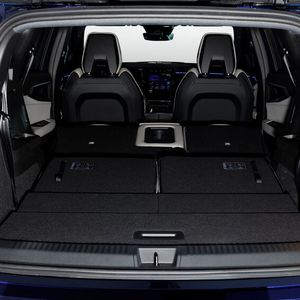 Maximal 1.818 Liter passen hinten rein, wenn alle Lehnen umgeklappt sind.(Bild:  Renault)