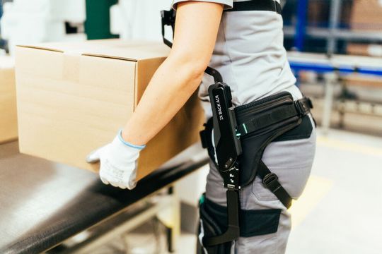 Mit knapp 3 Kilogramm Eigengewicht ist das neue Rücken-Exoskelett von „Suitx by Ottobock“ leicht und angenehm zu tragen.(Bild:  Ottobock)